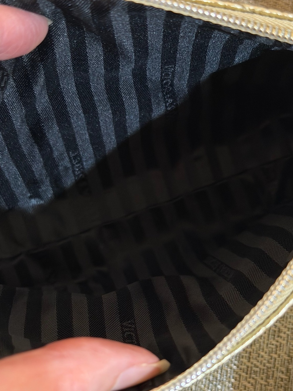 New VICTORIA'S SECRET 3 in makeup bag - Picture 9 of 13